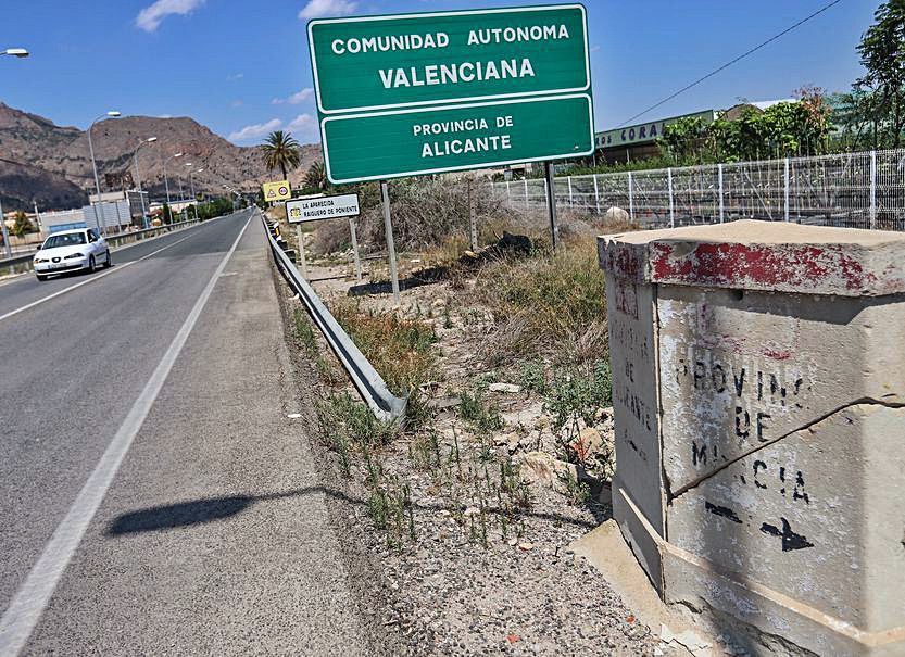 Límite entre Alicante y Murcia en la carretera N-340, en el municipio de Orihuela