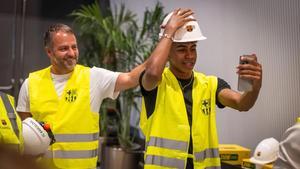 Laporta visita las obras del Spotify Camp Nou junto a Deco, Flick, Lamine Yamal, Gavi y Pedri