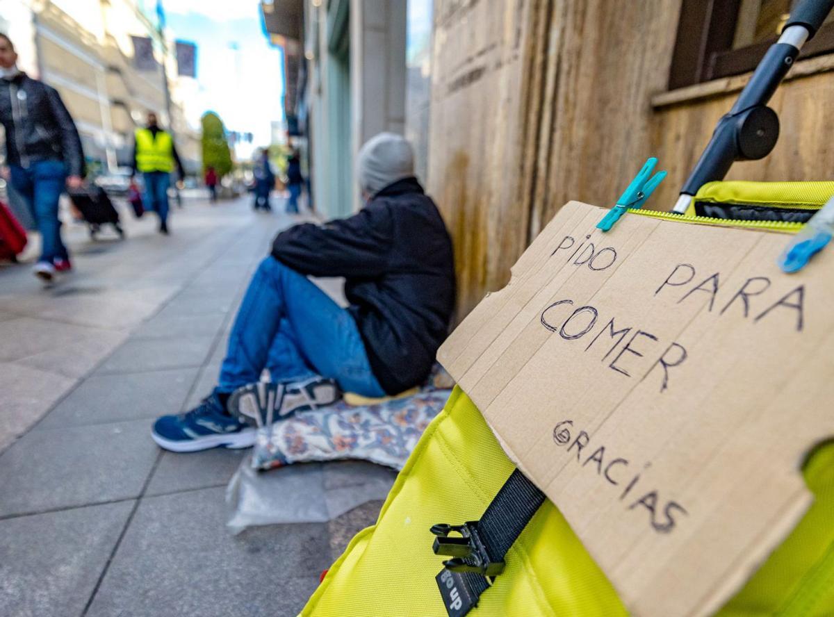 Una mujer pide dinero en la avenida Maisonnave a los viandantes, este fin de semana. | DAVID REVENGA