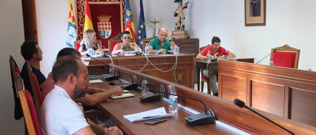 Zaragoza, en primer término, en uno de los primeros plenos de la legislatura tras dimitir Manel Martínez (PSOE) y elegir alcaldesa a Carmen Navarro (IxLV).