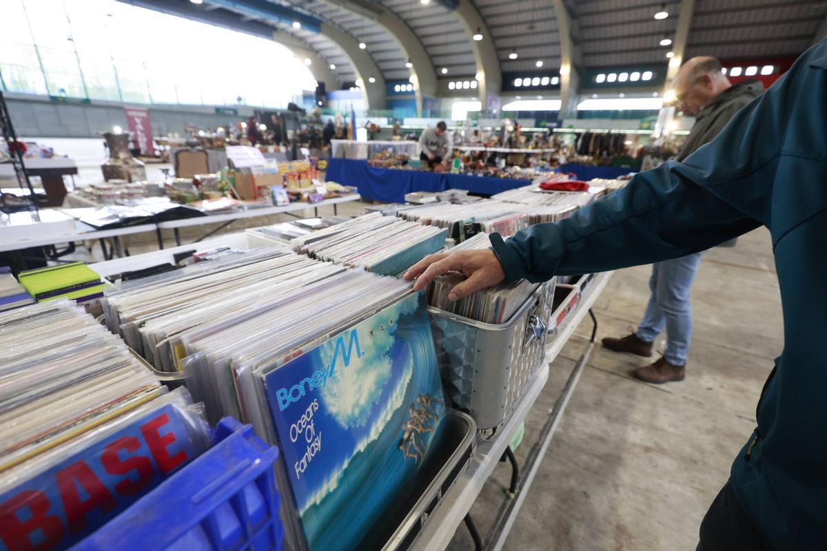 La feria de antigüedades de La Magdalena, en Avilés La feria de antigüedades de La Magdalena, en Avilés