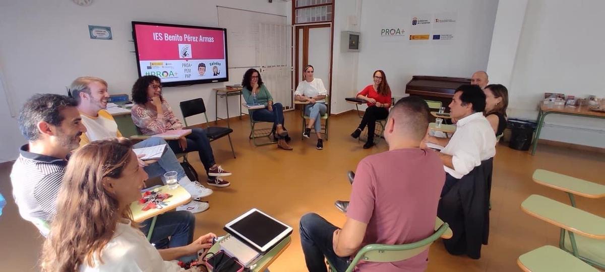 Reunión con familia, alumnado y docentes en el IES Benito Pérez Armas.