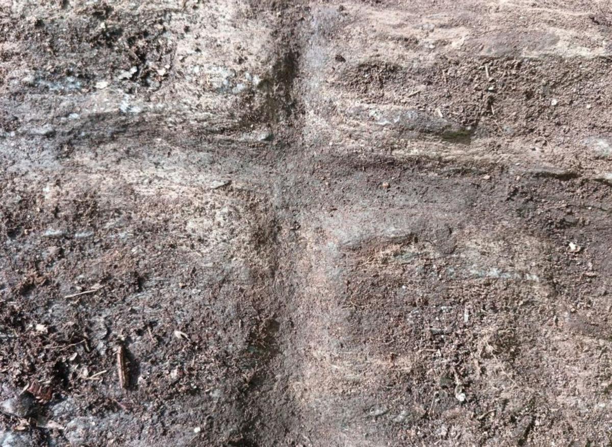 Una de las cruces marcadas sobre la roca. |  LOC
