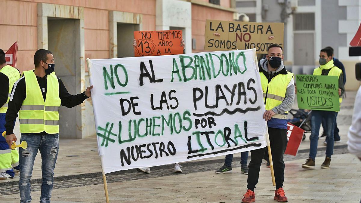 Empleados de la brigada de limpieza de playas se manifiestan frente al Palacio Consistorial. | IVÁN URQUÍZAR