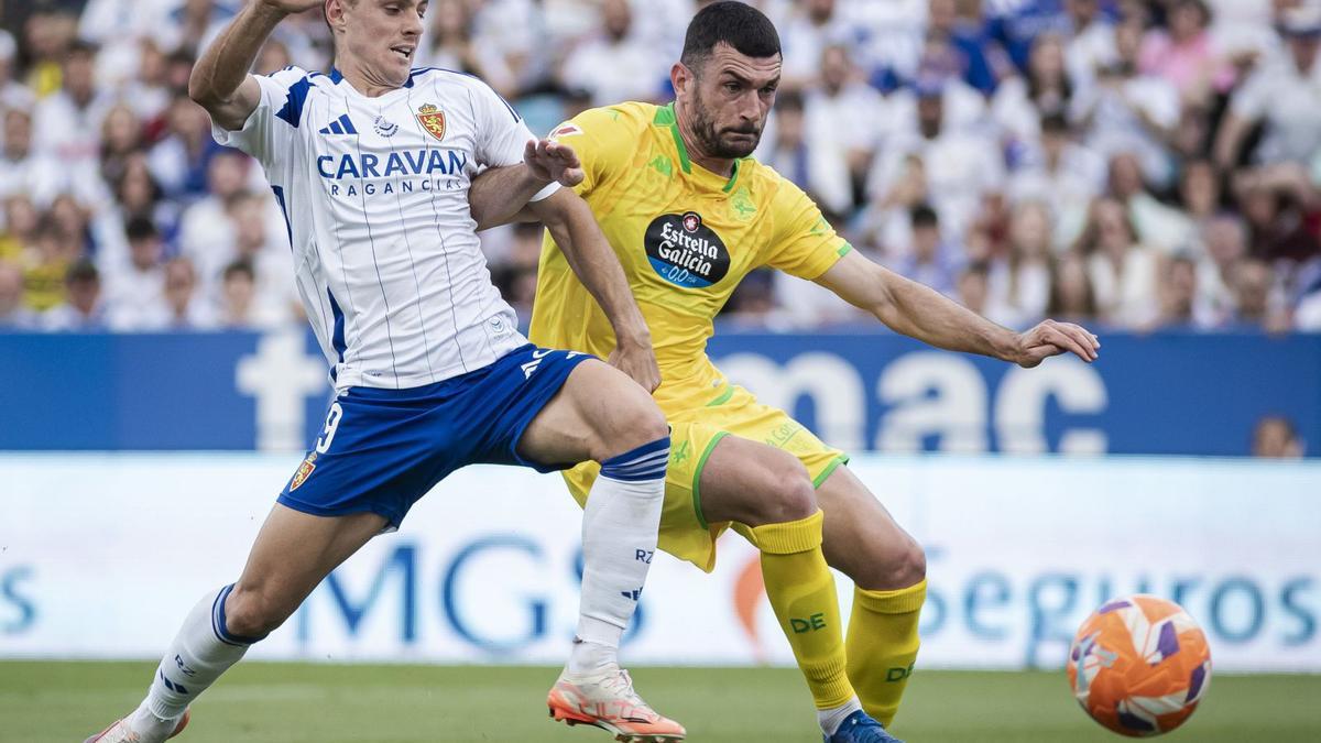 Dani Gómez y Pablo Vázquez pelean una pelota en el Zaragoza-Deportivo. | LOF