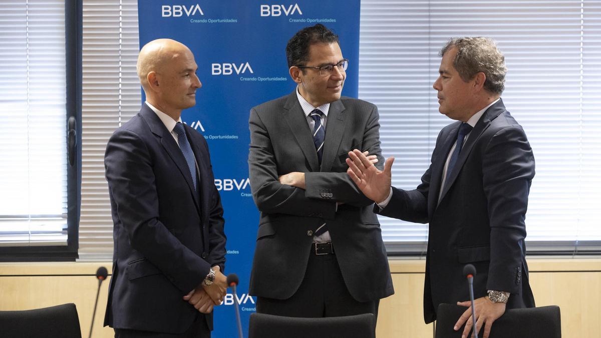 Quim Soler, Miguel Cardoso y José Manuel Martín en la presentación del informe de BBVA Research.