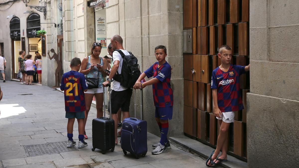 Una familia busca su apartamento en el centro de Barcelona en una imagen de archivo.