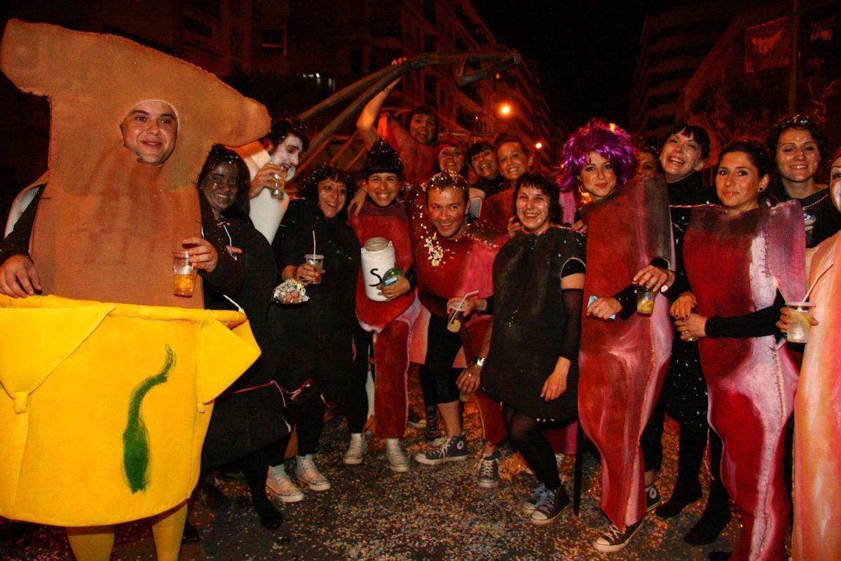 La cabalgata del 2009 ya se llevó a cabo por la noche, también por la coincidencia con el día grande de Sant Pasqual, y contó con una multitudinaria participación.