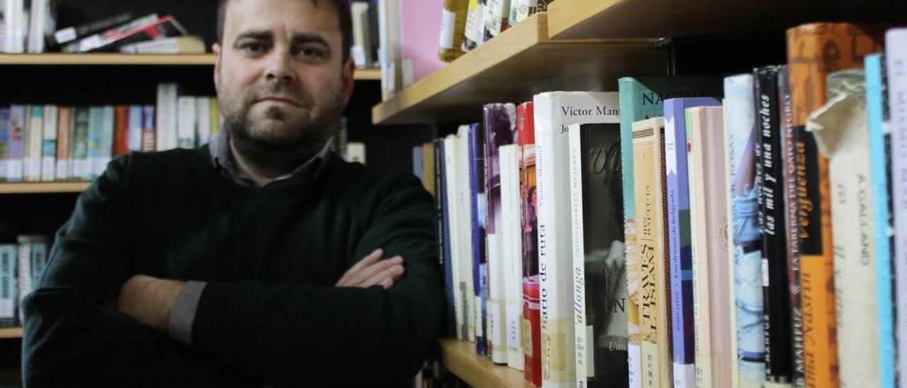 Gustavo Adolfo Fernández, ayer, entre estanterías en la biblioteca municipal.