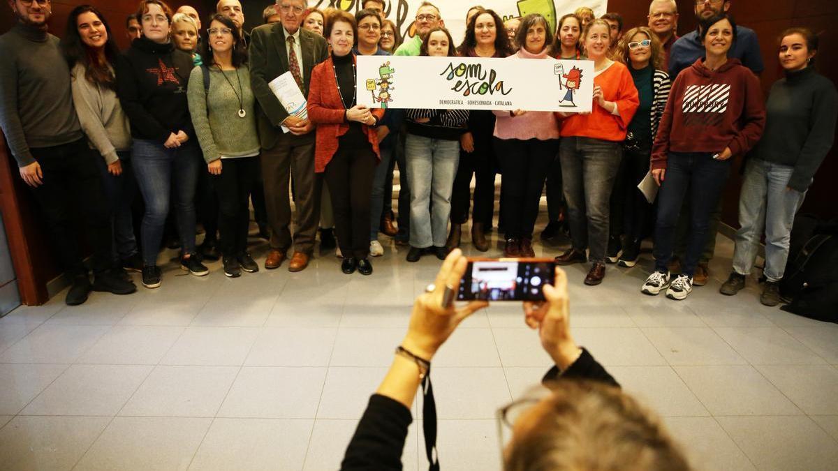 Fotografía de grupo de los representantes de la plataforma Som escola, de la que forman parte todas las asociaciones de familias de alumnos de Cataluña.