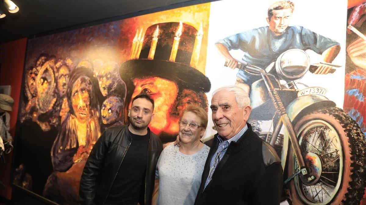 El director de cine Juan Antonio Bayona, su padre el pintor Juan Antonio García y su madre, presentan un mural realizado por el padre en los cines Verdi. Bayona está realizando un documental sobre el trabajo como pintor de carteles de su padre.