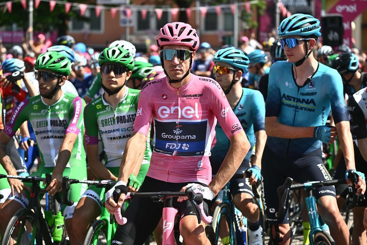 Sabbio Chiese (Italy), 23/05/2023.- French rider Bruno Armirail of Groupama - Fdj team wearing the overall leader’s pink jersey waits for the depature of the 16th stage of the 2023 Giro d’Italia cycling race over 203 km from Sabbio Chiese to Monte Bondone, Italy, 23 May 2023. (Ciclismo, Italia) EFE/EPA/LUCA ZENNARO