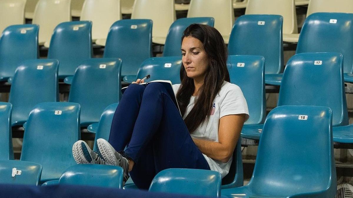 Andrea Fuentes, seleccionadora estadounidense de natación artística, toma notas de un entrenamiento.