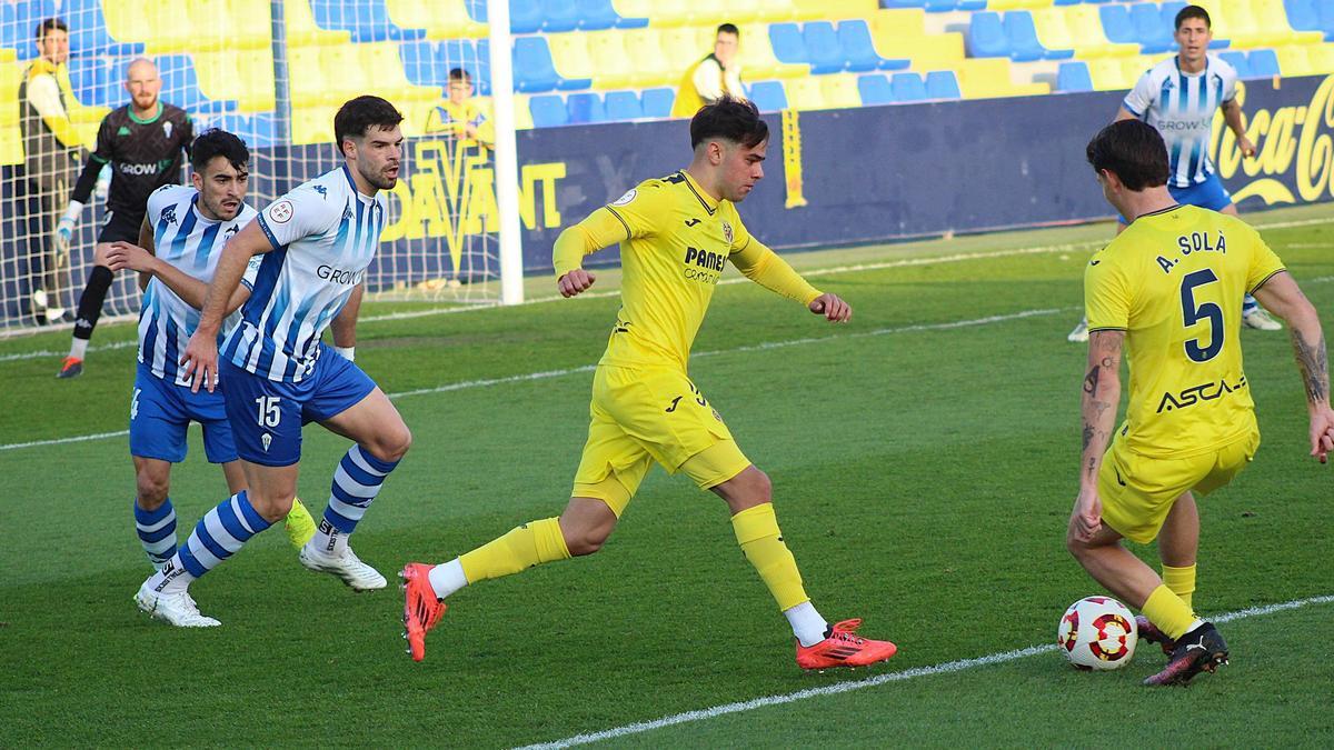 El Villarreal B recibió un polémico arbitraje en el campo del Yeclano.