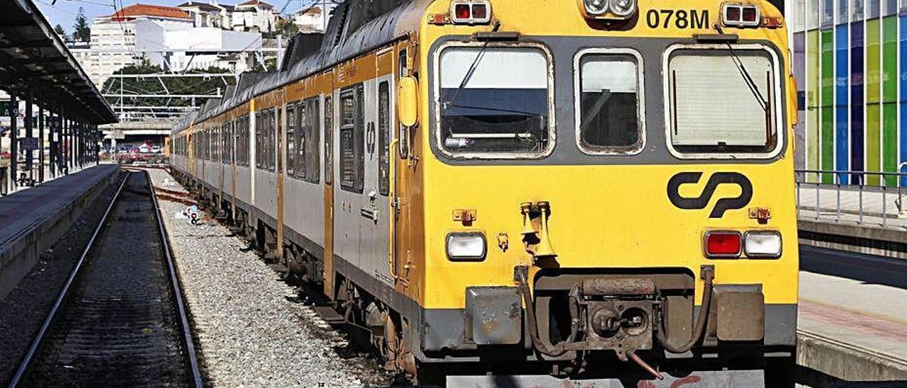 Un convoy del Tren Celta en la estación de Guixar.