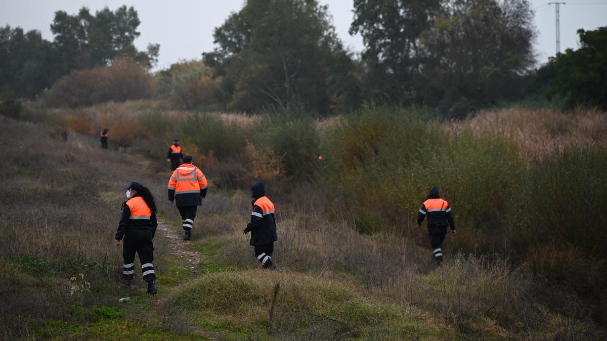 Voluntarios de Protección Civil peinan la zona a pie.