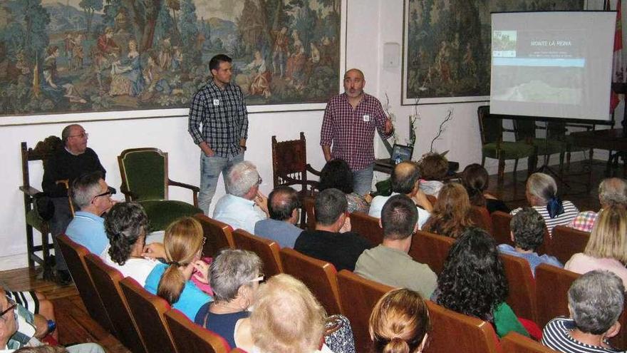 De pie, Marcos Martín (izquierda) y Javier Talegón presentan la conferencia sobre Monte la Reina.