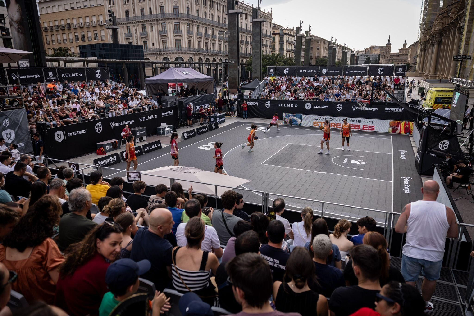 En imágenes | La Plaza del Pilar respira baloncesto con el 3x3