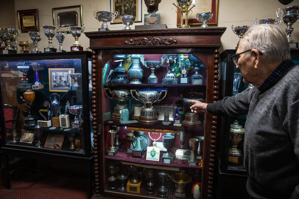 Jaume Carreras muestra la vitrina de los trofeos del club, rebosante en parte gracias a él.