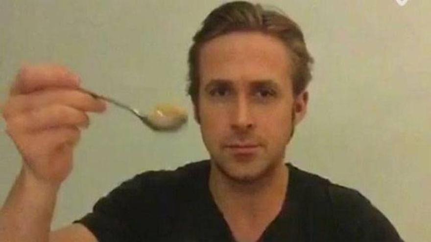 Ryan Gosling se come sus cereales