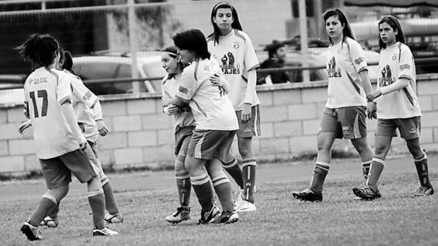 Las jugadoras del Viajes Merlú celebran uno de los cinco goles que consiguieron ayer ante León FF B.