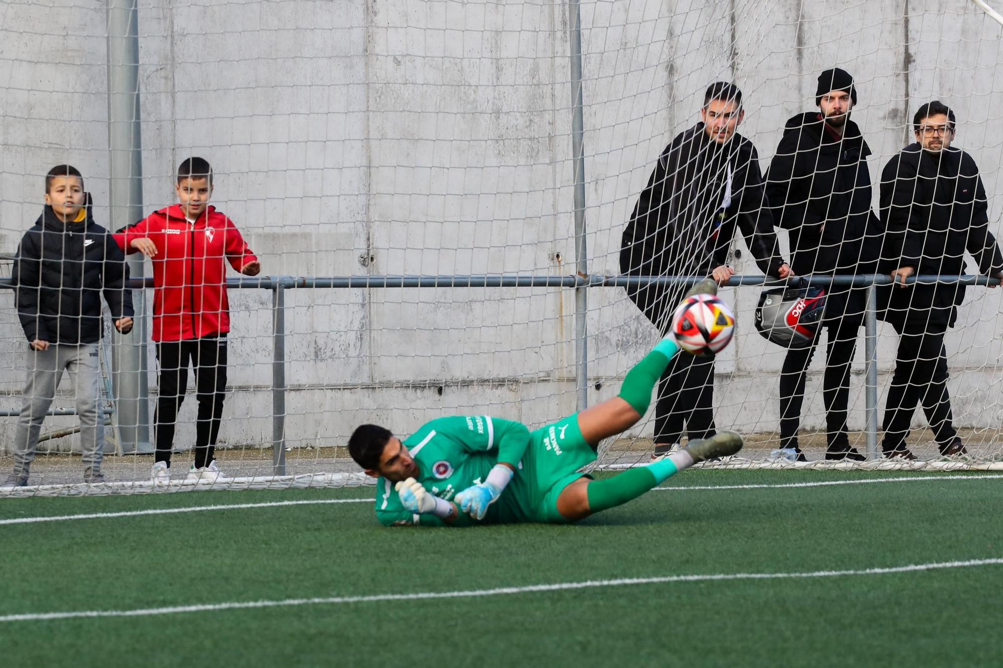 Las mejores imágenes de la victoria del Arosa ante la Unión Deportiva Ourense (1-0)