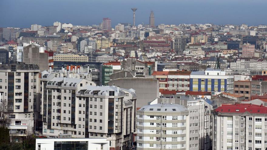 Panorámica de viviendas de la ciudad, con inmuebles de O Castrillón en primer plano.   | // VÍCTOR ECHAVE