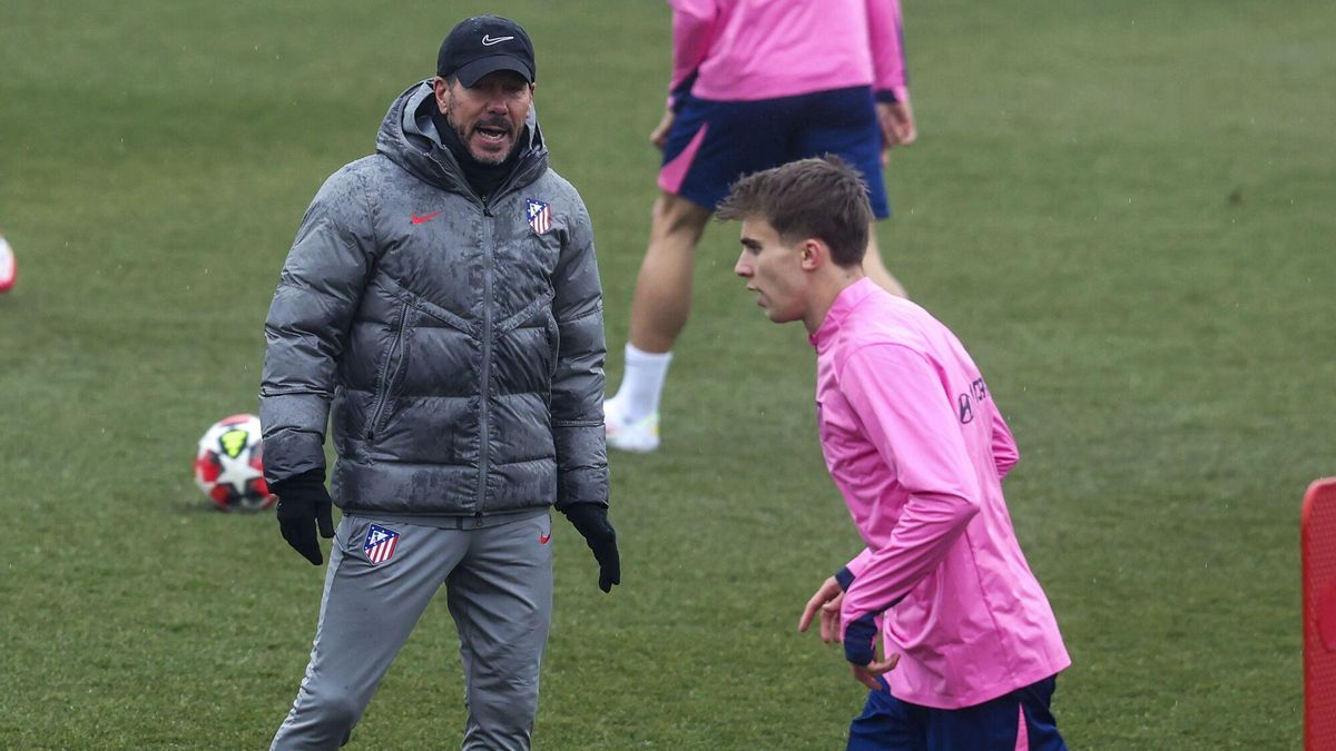 Simeone observa a Barrios en el entrenamiento de este lunes.