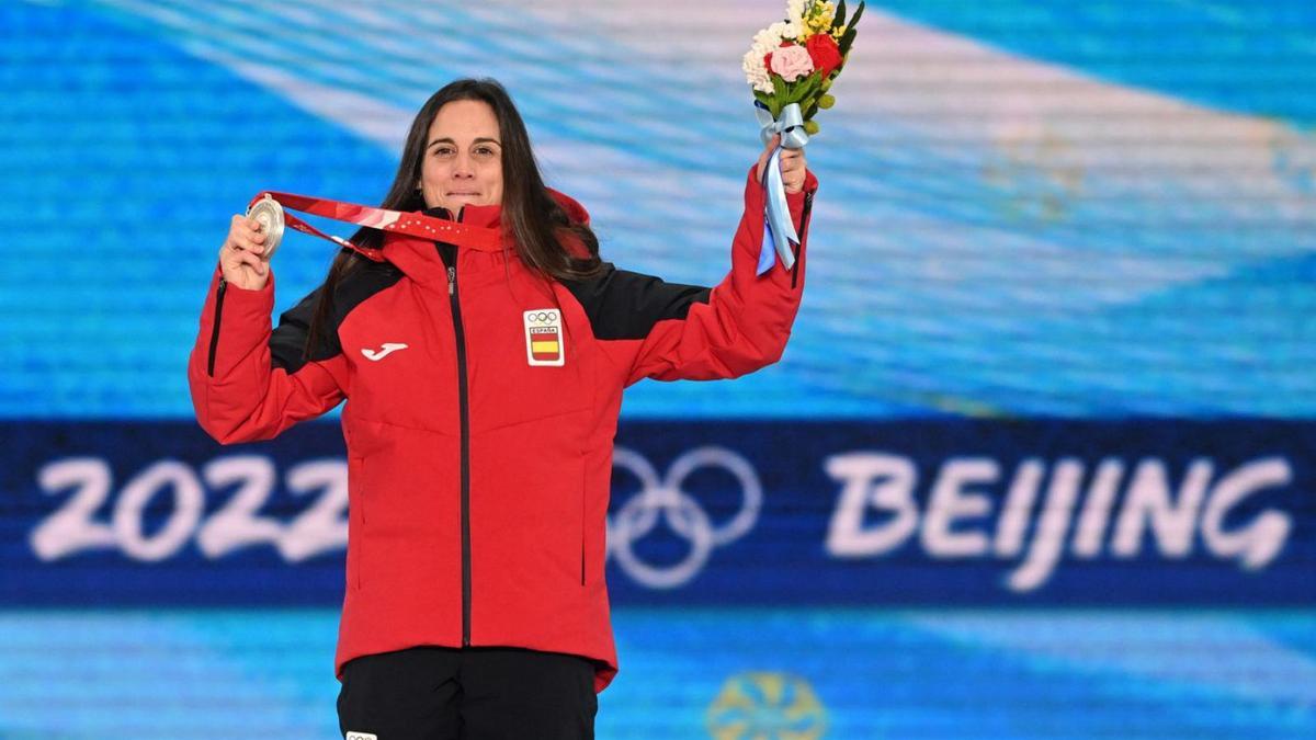 Queralt Castellet, al podi i amb la medalla de plata penjada al coll