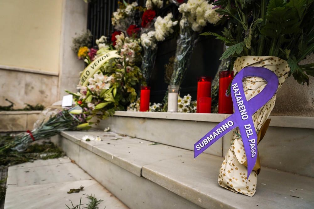 Flores y romero en la puerta de la Basílica de la Esperanza.