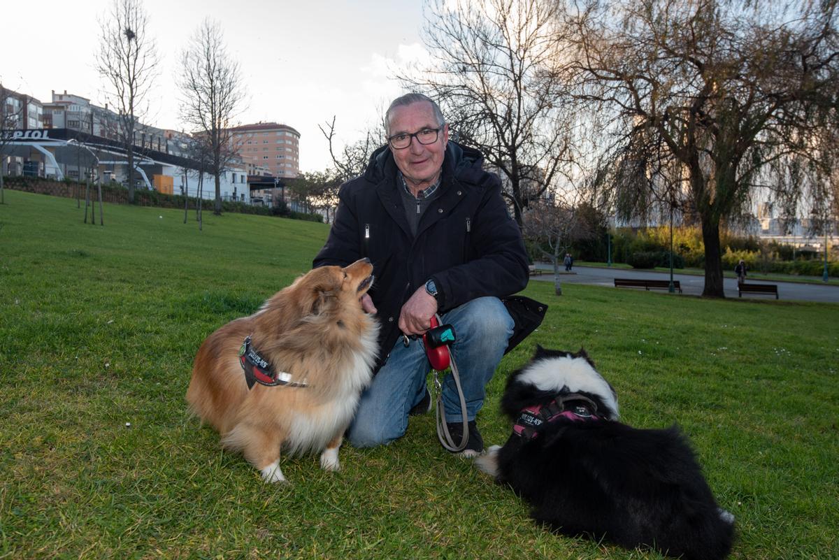 Jesús Fandiño, con sus mascotas en el parque