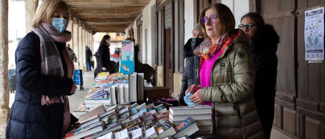 A la derecha la librera Alejandra Araujo en la Feria del LIbro de Fuentesaúco