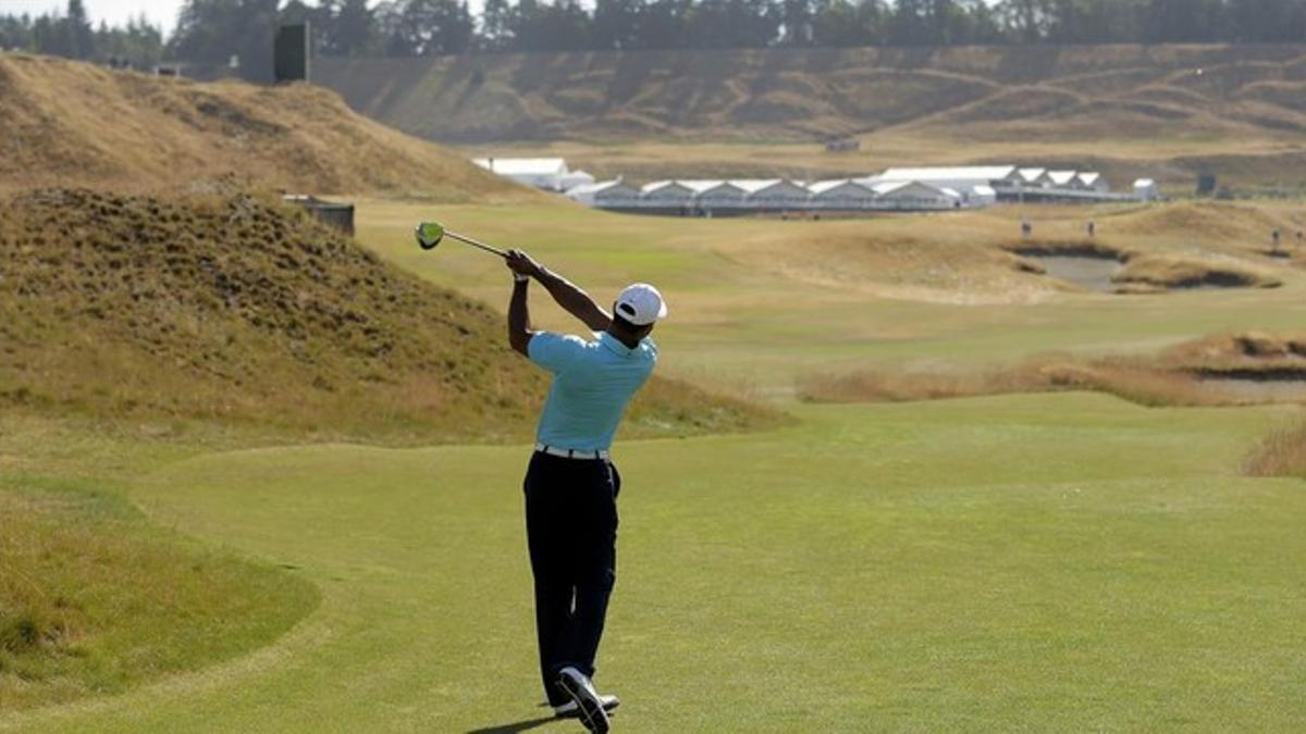 Tiger Woods, entrenándose en uno de los hoyos de Chambers Bay.