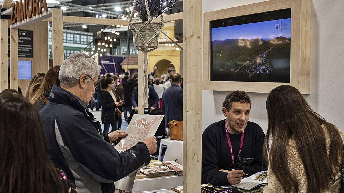 Varias personas consultan información sobre Zamora en la última edición de Fitur. | Emilio Fraile