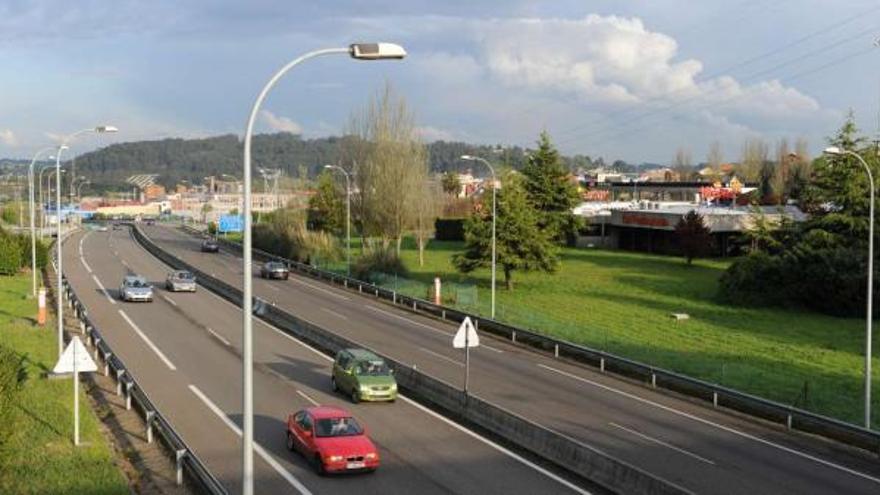 Tramo de la AP-9 a la altura de la gasolinera de O Burgo, donde se proyecta el enlace con Alvedro. / juan varela