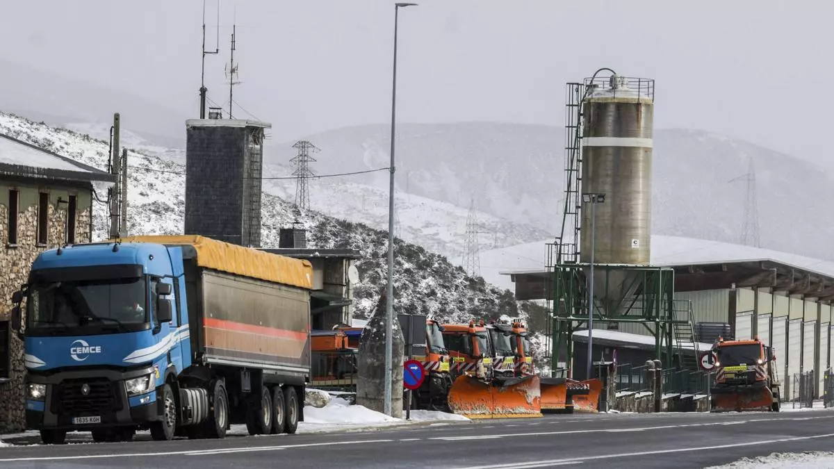 La DGT abre el paso para camiones en el Huerna y el puerto de Pajares tras indignar a los transportistas, que estuvieron retenidos 21 horas