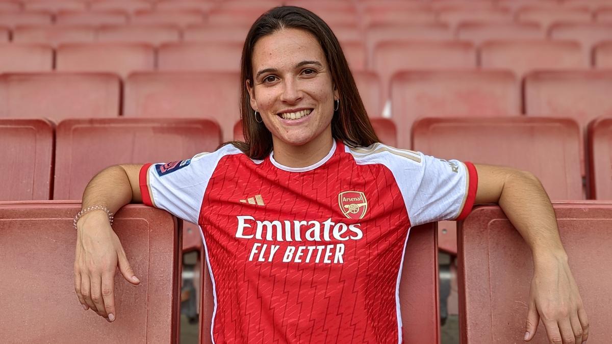 Laia Codina posa con su nueva camiseta del Arsenal.