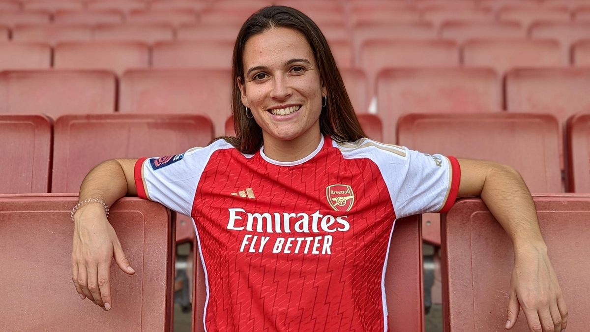 Laia Codina posa con su nueva camiseta del Arsenal.