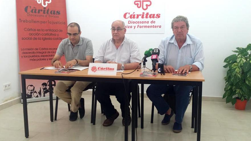 Gustavo Gómez, Miguel Ángel Sánchez y Joan Marí, director de Cáritas Ibiza.