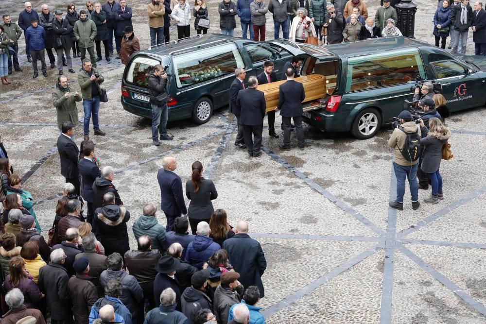 El féretro de Vicente Álvarez Areces llega al Ayuntamiento de Gijón