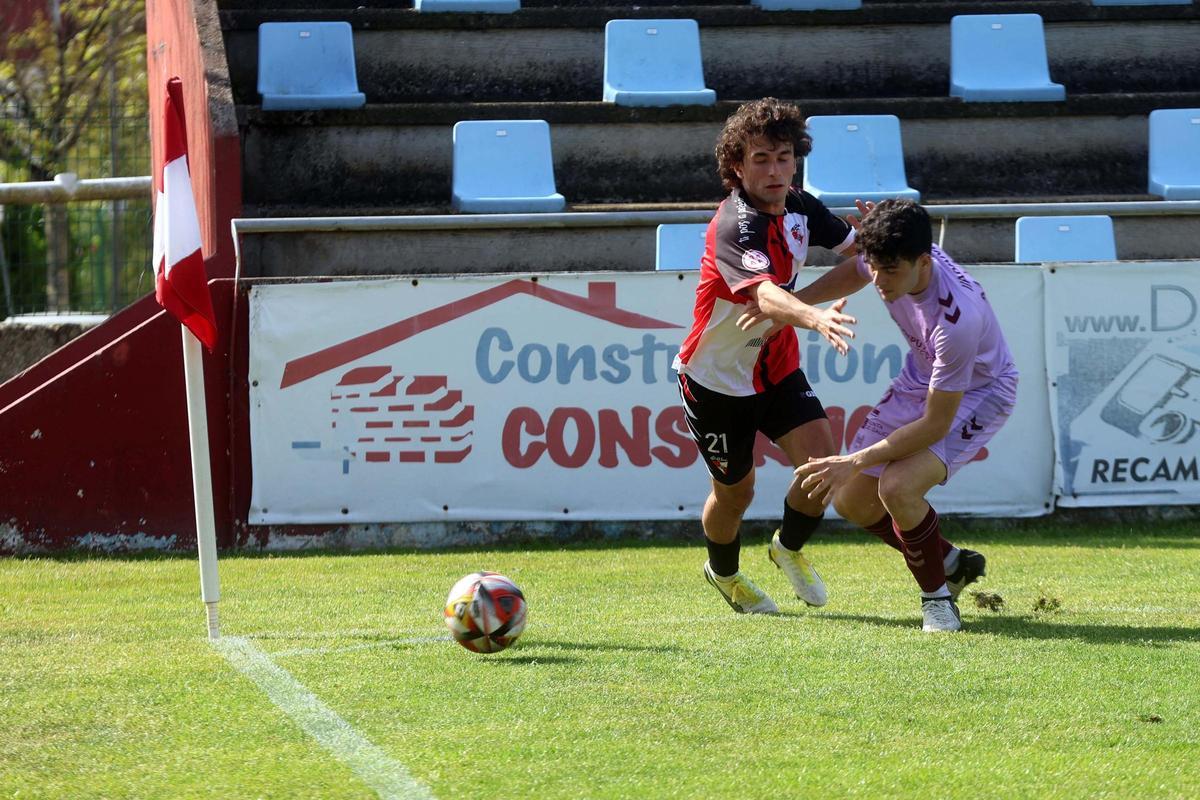 Iñaki Leonardo trata de superar a un rival en el encuentro de ayer.