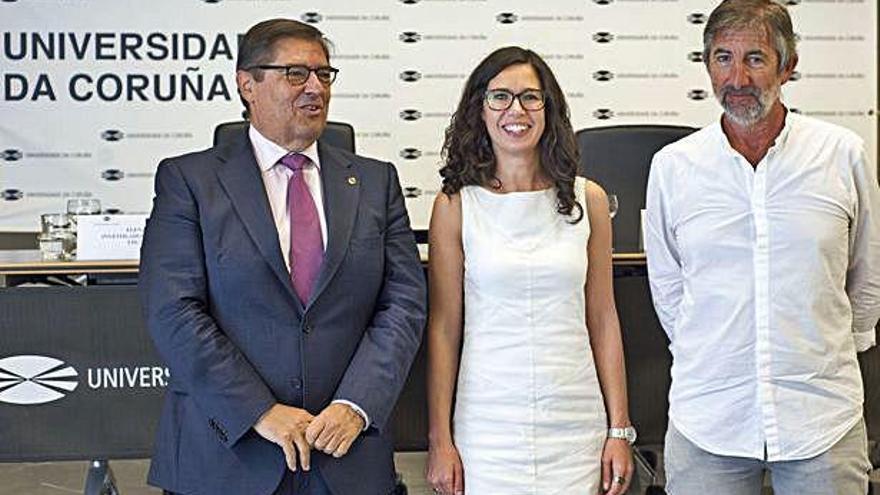 Elena Pazos, entre el rector, Julio Abalde, y el adjunto de Investigación de Política Científica, Horacio Naveira.