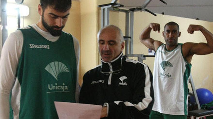 Vasileiadis y el preparado físico, Enri Salinas, dialogan, con Jayson Granger al fondo.