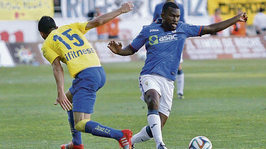 Omgba, con el balón, en la promoción de ascenso a Segunda ante el Cádiz en el Ramón de Carranza.