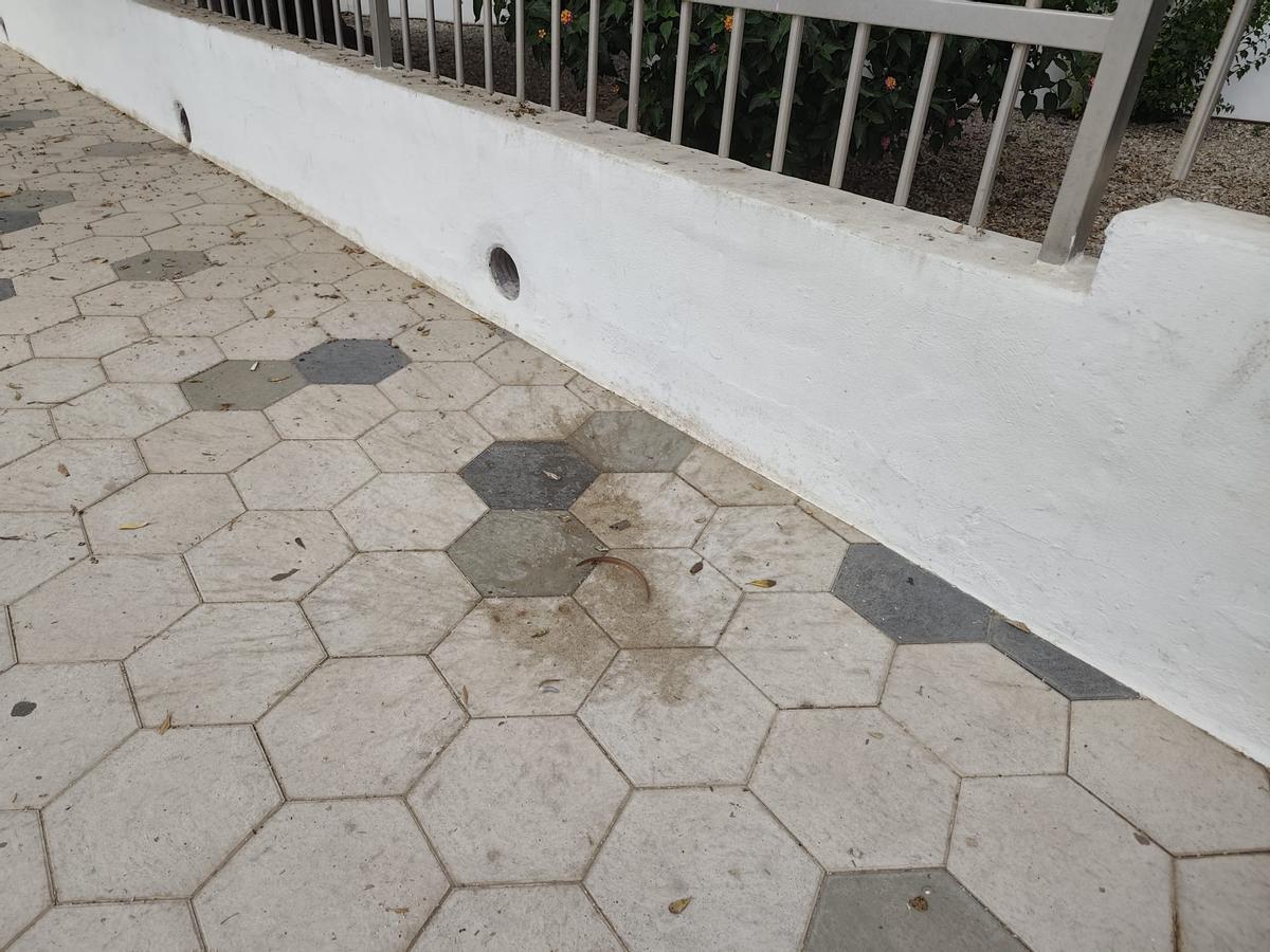 La marca que se ha quedado del vómito en el paseo marítimo de ses Figueretes