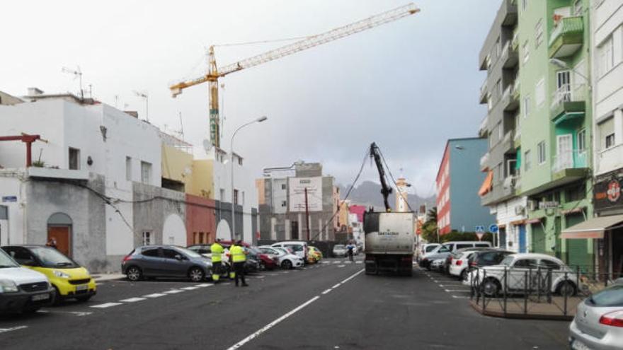 Daños provocados por el camión de limpieza en la calle Bethencourt y Molina.