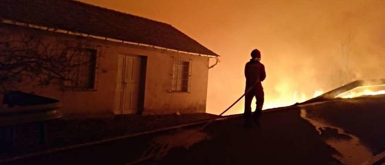 Un soldado de la UME intenta frenar el incendio de Cornollo (Allande) en octubre de 2017.