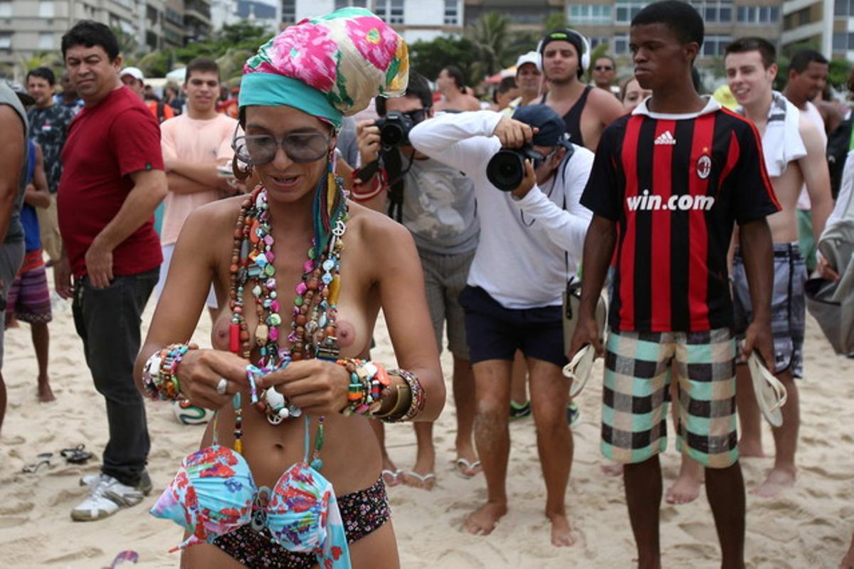 L’argentina Natalia Lorenzo amb els pits nus posa per a fotògrafs i càmeres durant la protesta per exigir la legalització del topless.