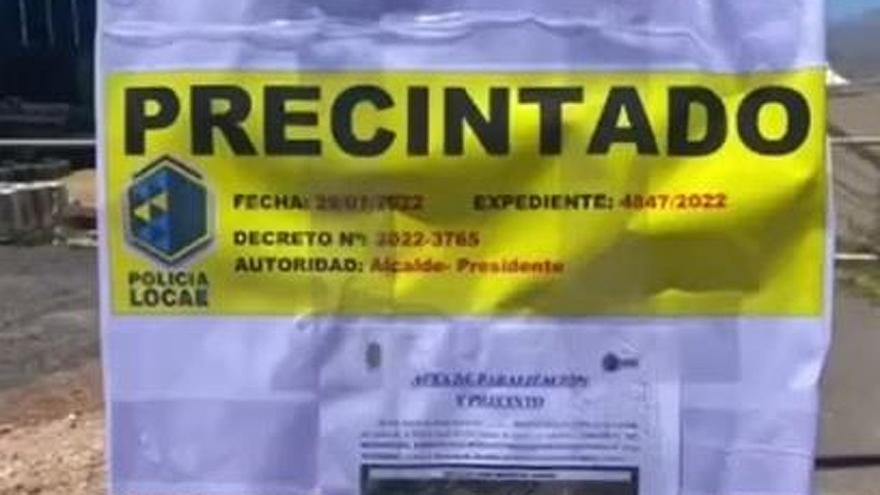 Una nota advierte del precintado del espacio donde estaba previsto que se celebrase el festival.