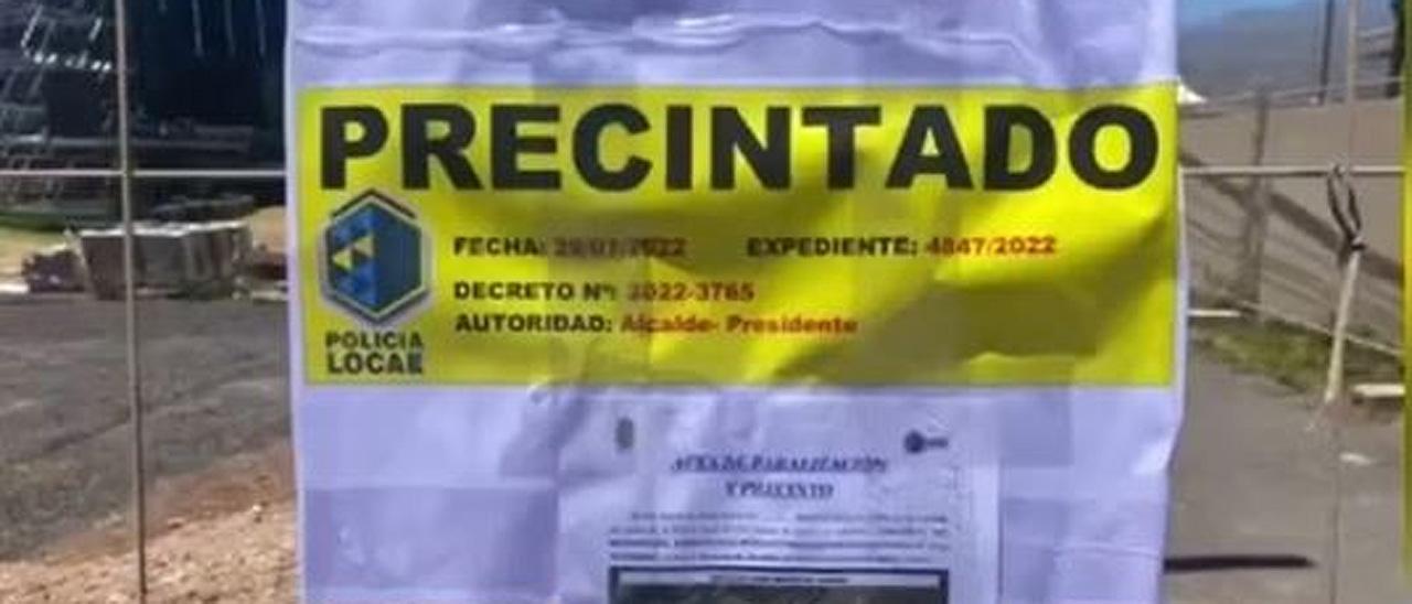 Una nota advierte del precintado del espacio donde estaba previsto que se celebrase el festival.